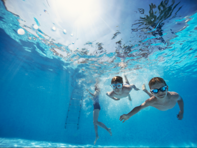 Children-playing-underwater-in-swimming-pool